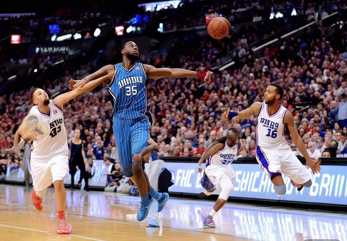 76人与魔术NBA激战解析：恩比德哈登双星闪耀，魔术新星法尔异军突起(图1)